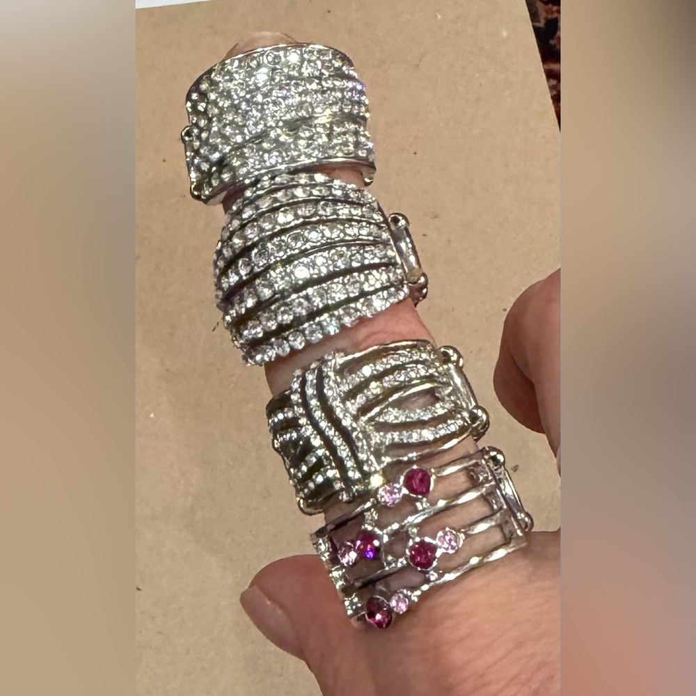 BUNDLE OF 4 RINGS SILVER COLLOR FEATURES STRETCHY  BAND FOR A FLEXIBLE FIT.